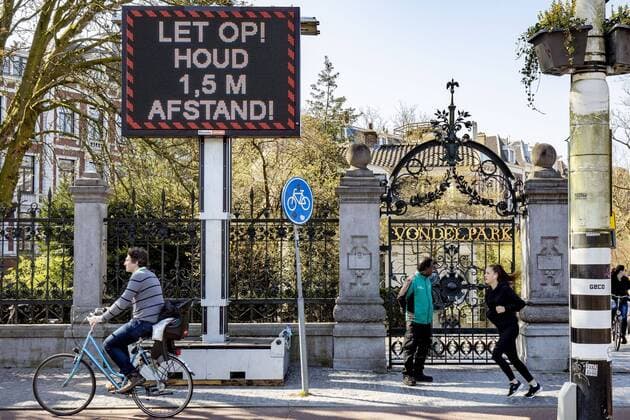 AMSTERDAM, Vondelpark, 05-04-2020, In view of the continuing crowds in the Vondelpark, the entrance to the park is dosed at the entrance on Sunday. If it does get too busy, the park will be closed. Limited access to Vondelpark  x7713595x Copyright: