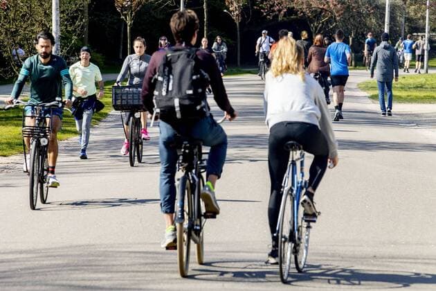 AMSTERDAM, Vondelpark, 05-04-2020, In view of the continuing crowds in the Vondelpark, the entrance to the park is dosed at the entrance on Sunday. If it does get too busy, the park will be closed. Limited access to Vondelpark  x7713596x Copyright: