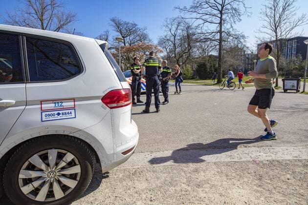 AMSTERDAM, Vondelpark, 05-04-2020, In view of the continuing crowds in the Vondelpark, the entrance to the park is dosed at the entrance on Sunday. If it does get too busy, the park will be closed. Limited access to Vondelpark  x7713598x Copyright: