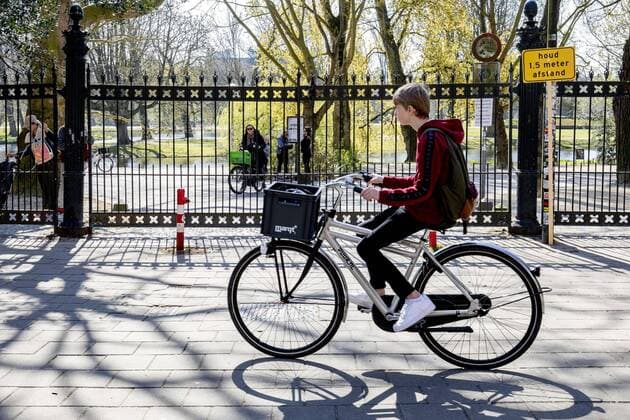 AMSTERDAM, Vondelpark, 05-04-2020, In view of the continuing crowds in the Vondelpark, the entrance to the park is dosed at the entrance on Sunday. If it does get too busy, the park will be closed. Limited access to Vondelpark  x7713600x Copyright: