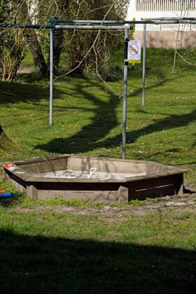 To protect against the corona virus, a Bremen property management company has even banned the use of the private sandpit in the backyard of a residential complex