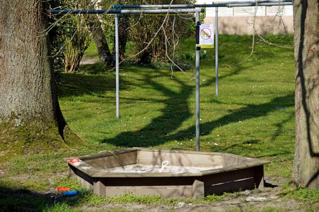 To protect against the corona virus, a Bremen property management company has even banned the use of the private sandpit in the backyard of a residential complex
