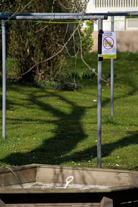 To protect against the corona virus, a Bremen property management company has even banned the use of the private sandpit in the backyard of a residential complex
