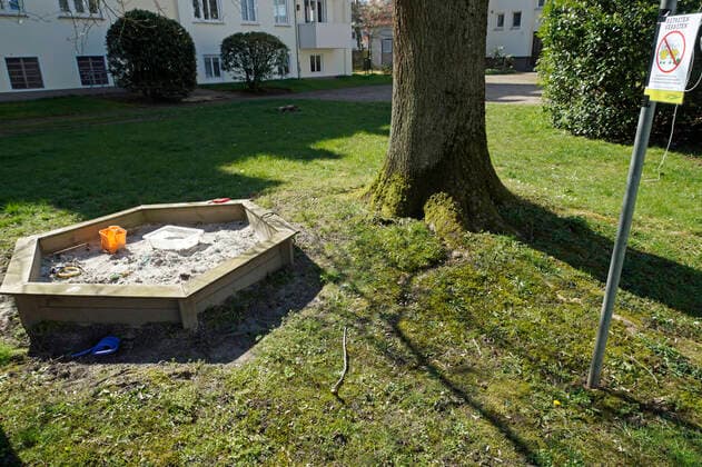 To protect against the corona virus, a Bremen property management company has even banned the use of the private sandpit in the backyard of a residential complex