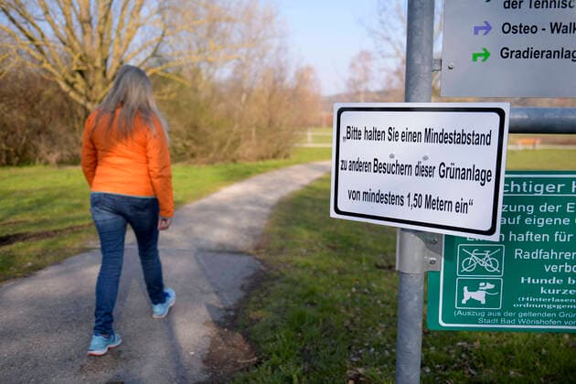 03 04 2020, Parks in Bad Wörishofen, Because of the Corona Pandemic, one should keep a distance of 1,50m Offences cost 150 Euro fine 03 04 2020, Parks in Bad Wörishofen 03 04 2020, Parks in Bad Wörishofen