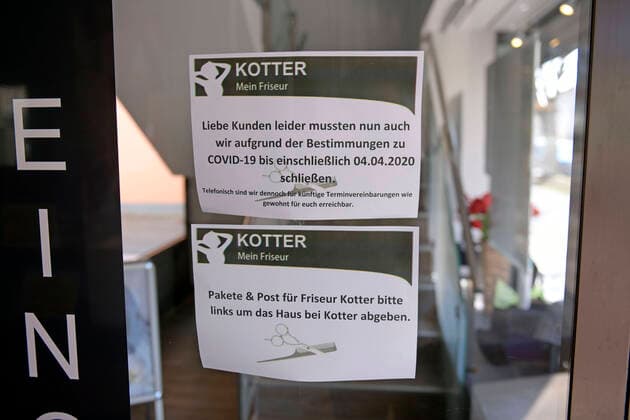 05 04 2020, Shops close due to corona virus pandemic in Bad Wörishofen, By order of the Bavarian government the shops will remain closed due to the corona virus crisis until further notice At a hairdressers shop Kotter in the pedestrian zone the owner has written a sign Parcels should be handed in on the left side of the house 05 04 2020, Shops closed due to corona virus 05 04 2020, Shops close