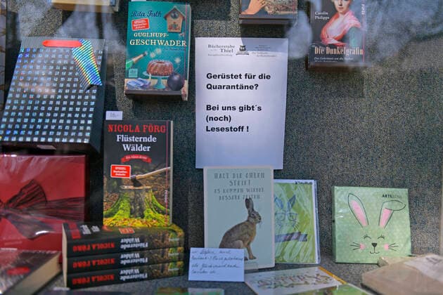 05 04 2020, Shops close due to corona virus pandemic in Bad Wörishofen, By order of the Bavarian government, shops will remain closed due to the corona virus crisis until further notice At a bookstore in the pedestrian zone there is a sign in the shop window Equipped for quarantine, we still have reading mater