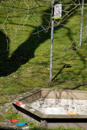 To protect against the corona virus, a Bremen property management company has even banned the use of the private sandpit in the backyard of a residential complex