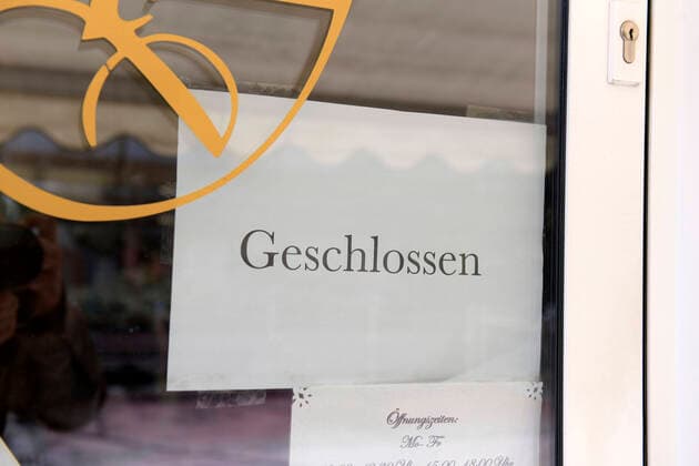 05 04 2020, Shops close due to corona virus pandemic in Bad Wörishofen, By order of the Bavarian government the shops will remain closed due to the corona crisis until further notice 05 04 2020, Closed shops due to corona virus 05 04 2020, Closed shops due to corona virus