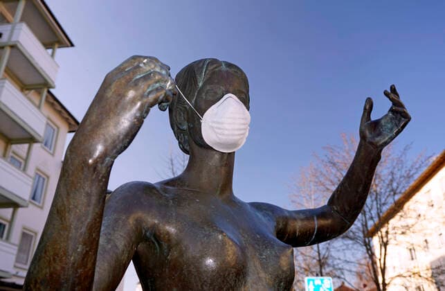 05 04 2020, Shops and restaurants close due to corona virus pandemic in Bad Wörishofen, A sculpture at the Kurhaus has been fitted with a breathing mask 05 04 2020, Symbolic image of corona virus 05 04 2020, Symbolic image of corona virus