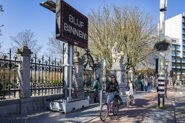 AMSTERDAM, Vondelpark, 05-04-2020, In view of the continuing crowds in the Vondelpark, the entrance to the park is dosed at the entrance on Sunday. If it does get too busy, the park will be closed. Limited access to Vondelpark  x7713690x Copyright: