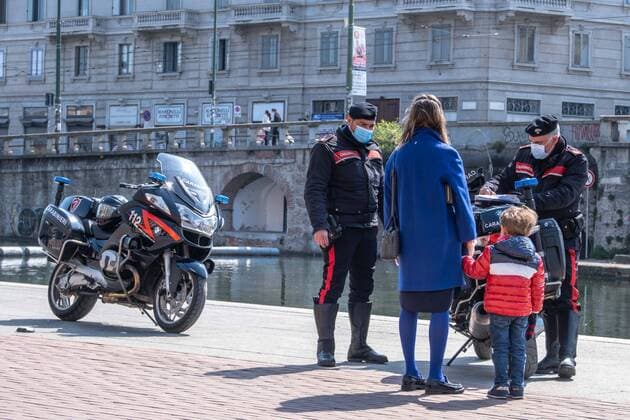 Coronavirus Covid emergency 19 - Checks by law enforcement officers on the canals, Milan. Pictured: Law enforcement checks, Darsena (Francesco Bozzo Fotogramma, Milan - 2020-04-05) p.s. la foto e utilizzabile nel rispetto del contesto in cui e stata scattata, e senza intento diffamatorio del decoro delle persone rappresentate  Copyright: xFrancescoxBozzox xFOTOGRAMMAx