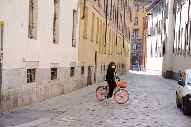 Milan, Palm Sunday at the time of the coronavirus in Piazza Duomo, in the photo Woman on a bicycle in the alleys around the Duomo (Duilio Piaggesi Fotogramma, Milan - 2020-04-05) p.s. la foto e utilizzabile nel rispetto del contesto in cui e stata scattata, e senza intento diffamatorio del decoro delle persone rappresentate  Copyright: xDuilioxPiaggesix xFOTOGRAMMAx