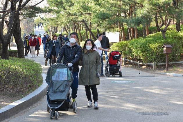 SEOUL, SOUTH KOREA - APRIL 5, 2020: Citizens in face masks take a walk at Namsan Park; the South Korean authorities have called on citizens to stay home and observe social distancing, a self-isolation order to last until April 19. Stanislav Varivoda TASS  TS0D4788