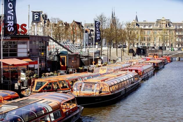 AMSTERDAM, Centre, 05-04-2020, The Amsterdam canals are narrow and in some places even narrower because of the work on bridges and quays. That is why the canals are closed as a precaution for pleasure boating. A sailing ban is issued for this, failure to comply with the ban will result in a fine. Boating prohibition for pleasure craft for the canals  x7714068x Copyright: