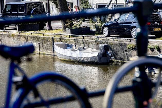 AMSTERDAM, Centre, 05-04-2020, The Amsterdam canals are narrow and in some places even narrower because of the work on bridges and quays. That is why the canals are closed as a precaution for pleasure boating. A sailing ban is issued for this, failure to comply with the ban will result in a fine. Boating prohibition for pleasure craft for the canals  x7714069x Copyright: