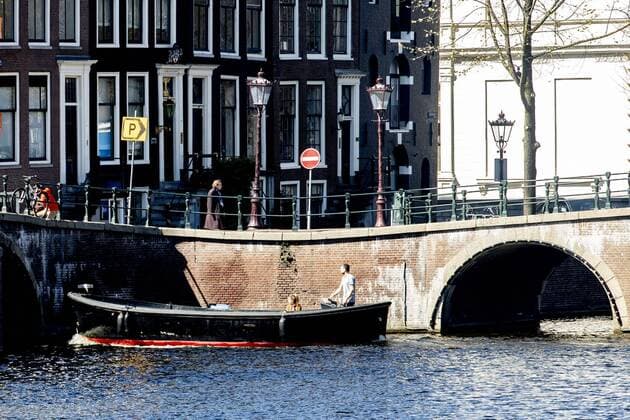 AMSTERDAM, Centre, 05-04-2020, The Amsterdam canals are narrow and in some places even narrower because of the work on bridges and quays. That is why the canals are closed as a precaution for pleasure boating. A sailing ban is issued for this, failure to comply with the ban will result in a fine. Boating prohibition for pleasure craft for the canals  x7714075x Copyright: