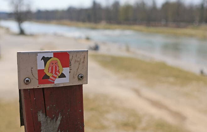 04 04 2020, Promenade at the Isar in Munich during exit restriction because of corona, in the picture FCB sticker