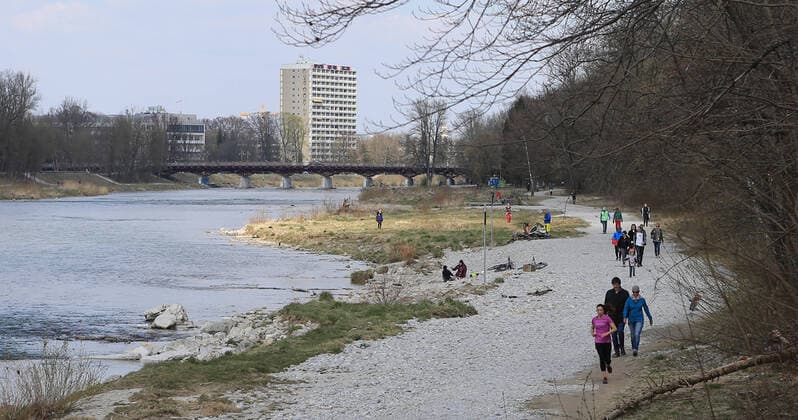 04 04 2020, Promenade at the Isar river in Munich during exit restriction because of corona , in the picture Many people walking at the Isar river