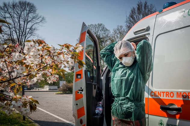 Milan. Green Cross volunteers and health workers intervene with the 118 emergency calls on the cases of COVID19 coronavirus preparation and transport to hospital. (Carlo Cozzoli Fotogramma, Milan - 2020-04-05) p.s. la foto e utilizzabile nel rispetto del contesto in cui e stata scattata, e senza intento diffamatorio del decoro delle persone rappresentate  Copyright: xCarloxCozzolix xFOTOGRAMMAx
