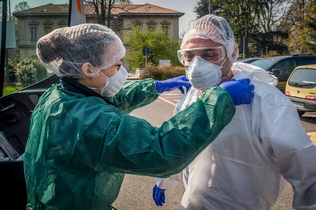 Milan. Green Cross volunteers and health workers intervene with the 118 emergency calls on the cases of COVID19 coronavirus preparation and transport to hospital. In the photo the long dressing and preparation of disposable materials and anti COVID19 coverall (Carlo Cozzoli Fotogramma, Milan - 2020-04-05) p.s. la foto e utilizzabile nel rispetto del contesto in cui e stata scattata, e senza intento diffamatorio del decoro delle persone rappresentate  Copyright: xCarloxCozzolix xFOTOGRAMMAx