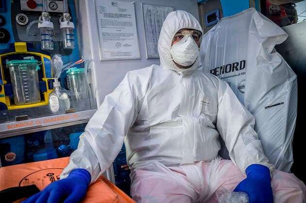 Milan. Green Cross volunteers and health workers intervene with the 118 emergency calls on the cases of COVID19 coronavirus preparation and transport to hospital. (Carlo Cozzoli Fotogramma, Milan - 2020-04-05) p.s. la foto e utilizzabile nel rispetto del contesto in cui e stata scattata, e senza intento diffamatorio del decoro delle persone rappresentate  Copyright: xCarloxCozzolix xFOTOGRAMMAx