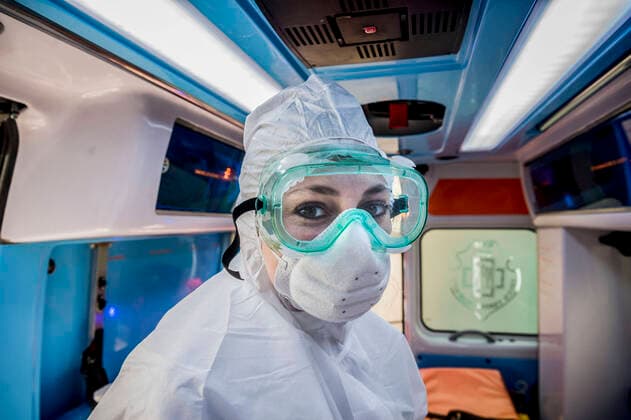 News Bilder des Tages Milan. Green Cross volunteers and health workers intervene with the 118 emergency calls on the cases of COVID19 coronavirus preparation and transport to hospital. (Carlo Cozzoli Fotogramma, Milan - 2020-04-05) p.s. la foto e utilizzabile nel rispetto del contesto in cui e stata scattata, e senza intento diffamatorio del decoro delle persone rappresentate  Copyright: xCarloxCozzolix xFOTOGRAMMAx