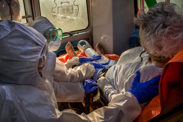 Milan. Green Cross volunteers and health workers intervene with the 118 emergency calls on the cases of COVID19 coronavirus preparation and transport to hospital. In the photo, a lady breathes thanks to the use of the oxygen cylinder, while she is urgently accompanied to the hospital (Carlo Cozzoli Fotogramma, Milan - 2020-04-05) p.s. la foto e utilizzabile nel rispetto del contesto in cui e stata scattata, e senza intento diffamatorio del decoro delle persone rappresentate  Copyright: xCarloxCozzolix xFOTOGRAMMAx