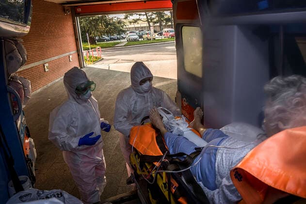 Milan. Green Cross volunteers and health workers intervene with the 118 emergency calls on the cases of COVID19 coronavirus preparation and transport to hospital. In the photo, a lady breathes thanks to the use of the oxygen cylinder, while she is urgently accompanied to the hospital (Carlo Cozzoli Fotogramma, Milan - 2020-04-05) p.s. la foto e utilizzabile nel rispetto del contesto in cui e stata scattata, e senza intento diffamatorio del decoro delle persone rappresentate  Copyright: xCarloxCozzolix xFOTOGRAMMAx
