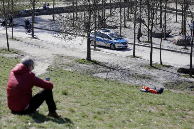 Eine Polizeistreife kontrolliert am Sonntagmittag im Mauerpark die Regeln fuer den Mindestabstand zu anderen Personen, waehrend der Corona-Krise, DEU, Berlin, 05.04.2020