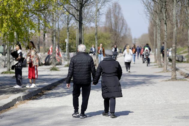 Spaziergaenger am Sonntagmittag im Mauerpark, waehrend der Corona-Krise, DEU, Berlin, 05.04.2020
