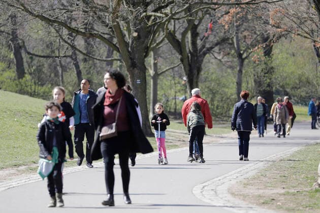Spaziergaenger am Sonntagmittag im Volkspark Friedrichshain, waehrend der Corona-Krise, DEU, Berlin, 05.04.2020