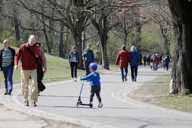 Spaziergaenger am Sonntagmittag im Volkspark Friedrichshain, waehrend der Corona-Krise, DEU, Berlin, 05.04.2020