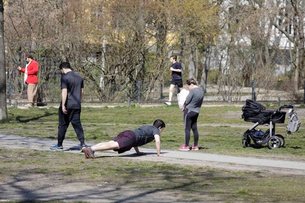 Freizeitbeschaeftigung am Sonntagmittag im Volkspark Friedrichshain, waehrend der Corona-Krise, DEU, Berlin, 05.04.2020