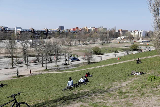 Eine Polizeistreife kontrolliert am Sonntagmittag im Mauerpark die Regeln fuer den Mindestabstand zu anderen Personen, waehrend der Corona-Krise, DEU, Berlin, 05.04.2020