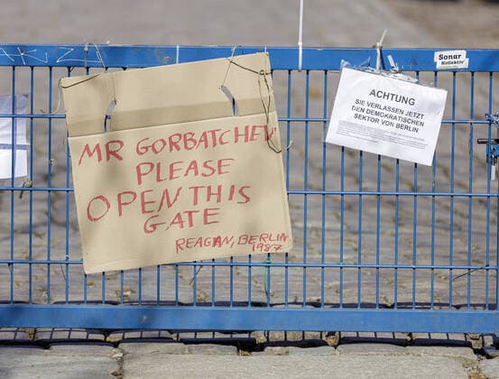 On a closed park in Prenzlauer Berg Berlin, due to the corona crisis, there is a sign saying Mr Gorbatchev, please open this Gate Reagan, Berlin 1987 Berlin , 05 04 2020 Berlin Germany Copyright: xThomasxImo photothek.netx