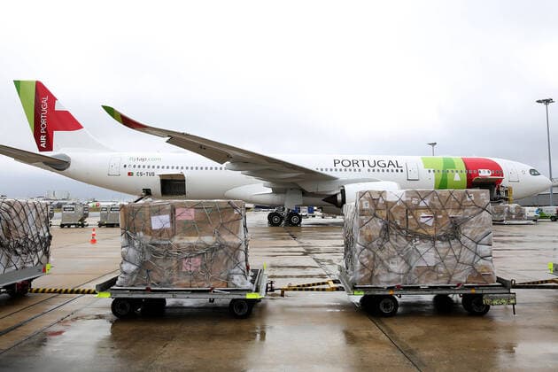 News Bilder des Tages April 5, 2020, Lisbon, Portugal: Medical equipment from China is unloaded from a TAP airplane chartered by the Portuguese Government at the Humberto Delgado Airport to combat the COVID-19 Coronavirus disease outbreak in Lisbon, Portugal on April 5, 2020. Lisbon Portugal - ZUMAf123 20200405_zap_f123_001 Copyright: xPedroxFiuzax