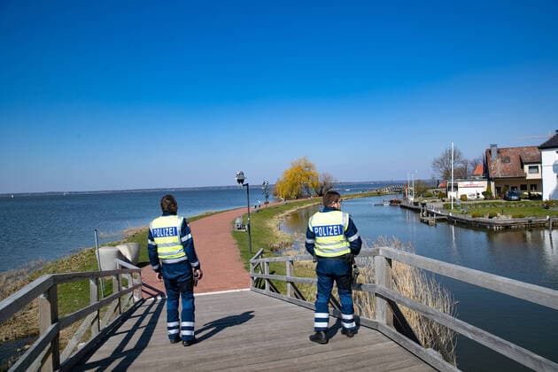 Steinhude, excursion destination, Steinhuder Meer, Corona measures police controlled contact ban, the closed beach promenade,