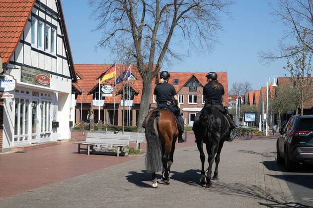 Steinhude, excursion destination, Steinhuder Meer, Corona measures police controlled contact ban, police horses, equestrian relay,