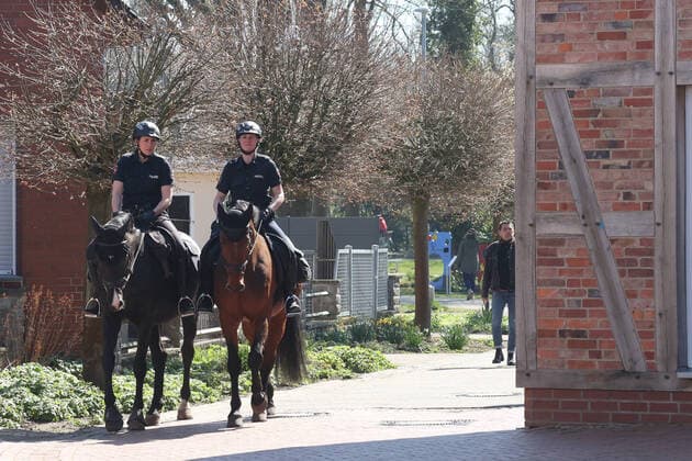 Steinhude, excursion destination, Steinhuder Meer, Corona measures police controlled contact ban, police horses, equestrian relay,