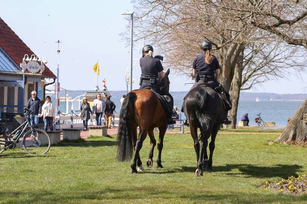 Steinhude, excursion destination, Steinhuder Meer, Corona measures police controlled contact ban, police horses, equestrian relay,