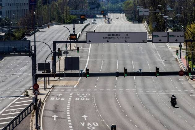 A general view of an almsot empty street in Malaga, Spain, 05 April 2020. Spain faces the 22nd consecutive day of mandatory home confinement in a bid to slow down the spread of the pandemic COVID-19 disease caused by the SARS-CoV-2 coronavirus. Coronavirus in Spain !ACHTUNG: NUR REDAKTIONELLE NUTZUNG!  Copyright: xDanielxPerezx GRAF6181 20200405-637217006093053483