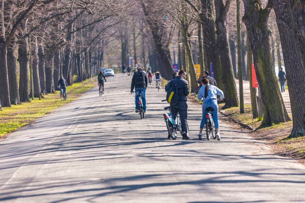 Many people enjoy the spring sun in Leipzigs Clara Zetkin Park Many keep the minimum distance, but there are exceptions