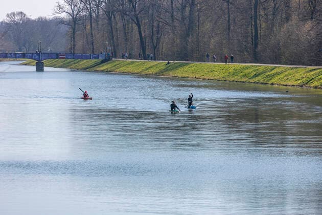 Many people enjoy the spring sun in Leipzigs Clara Zetkin Park Many keep the minimum distance, but there are exceptions