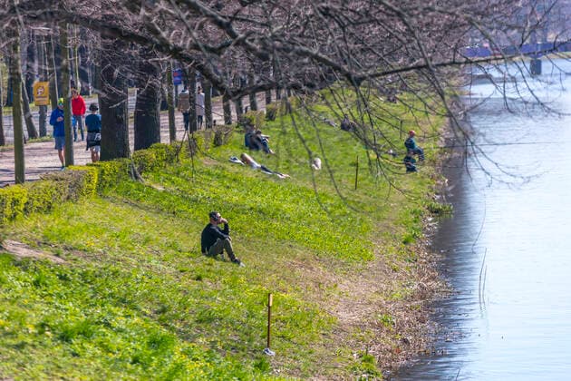 Many people enjoy the spring sun in Leipzigs Clara Zetkin Park Many keep the minimum distance, but there are exceptions