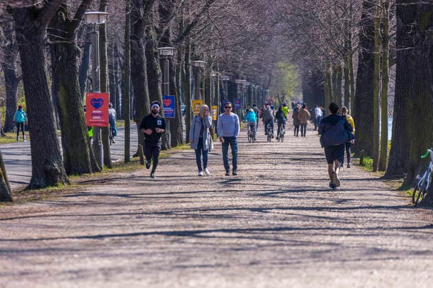 Many people enjoy the spring sun in Leipzigs Clara Zetkin Park Many keep the minimum distance, but there are exceptions
