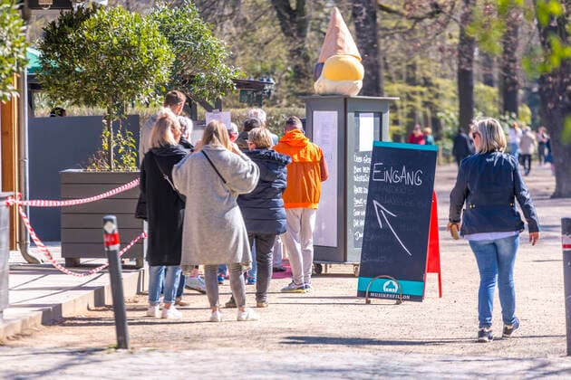 Many people enjoy the spring sun in Leipzigs Clara Zetkin Park Many keep the minimum distance, but there are exceptions