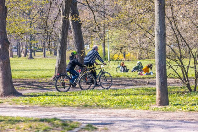 Many people enjoy the spring sun in Leipzigs Clara Zetkin Park Many keep the minimum distance, but there are exceptions