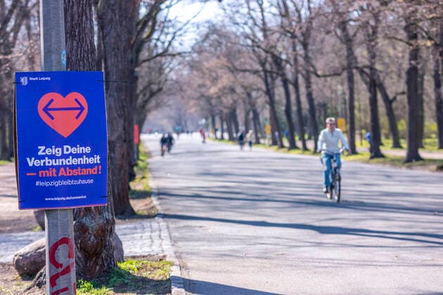Many people enjoy the spring sun in Leipzigs Clara Zetkin Park Many keep the minimum distance, but there are exceptions