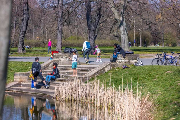 Many people enjoy the spring sun in Leipzigs Clara Zetkin Park Many keep the minimum distance, but there are exceptions
